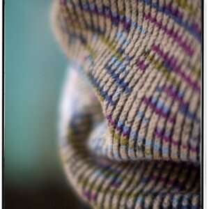 Editex Playful Yarn, gebreide beige stof met paars groen en blauwe accenten